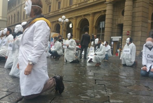 Ricerca, flashmob a Firenze. “No allo spreco dei cervelli, emendamenti per stabilizzare i precari”