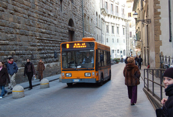 Firenze, insulti e molestie sul bus. “Rabbia come madre e preoccupazione per il clima di intolleranza e indifferenza”